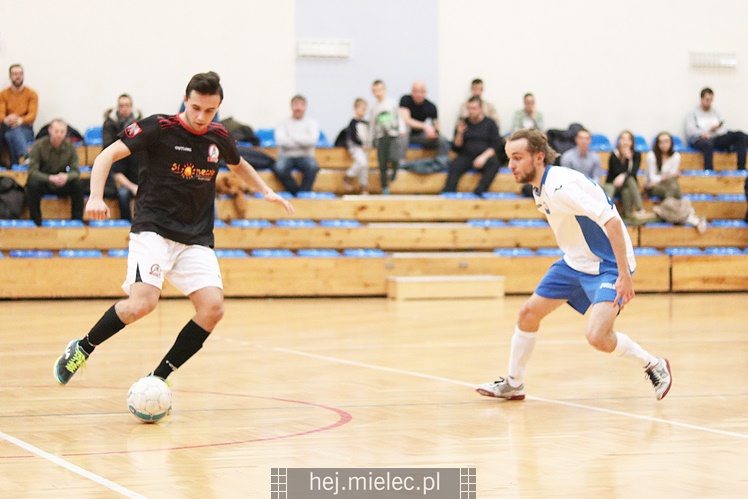 Futsalowa gonitwa i strzelanina