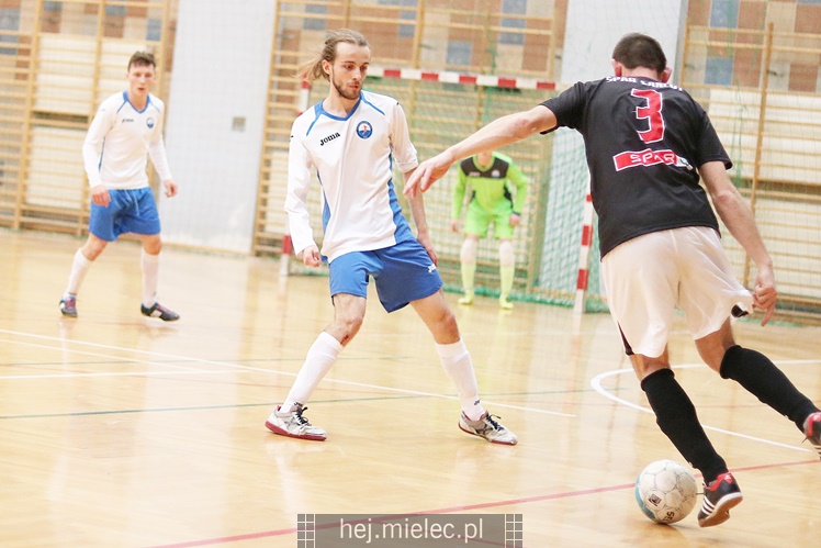 Futsalowa gonitwa i strzelanina