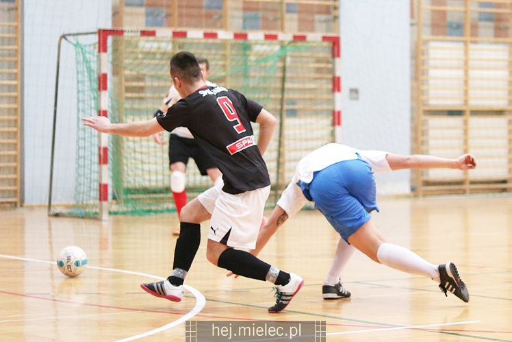 Futsalowa gonitwa i strzelanina