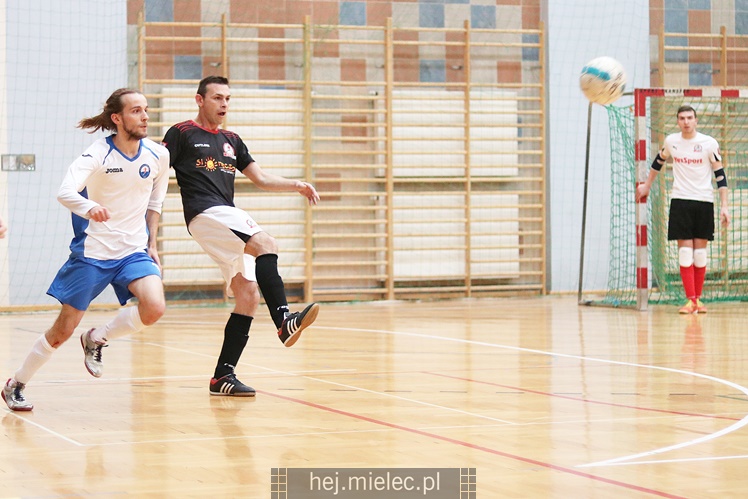 Futsalowa gonitwa i strzelanina