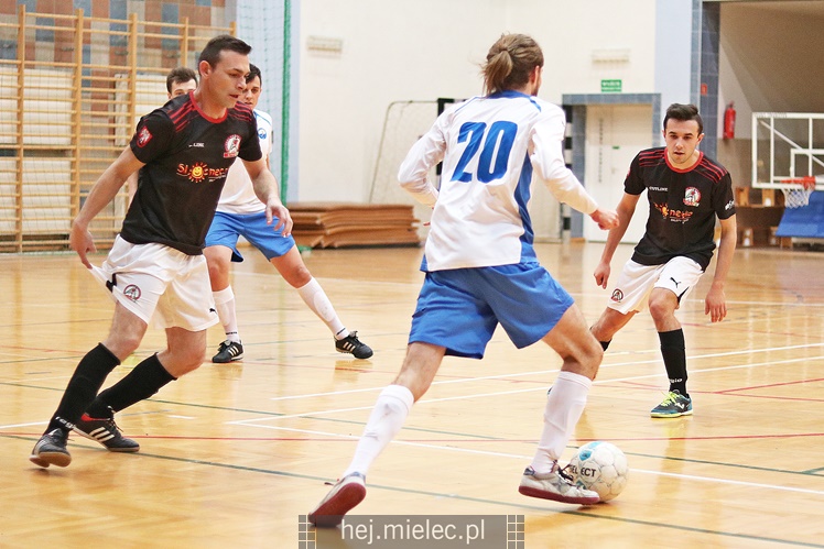 Futsalowa gonitwa i strzelanina