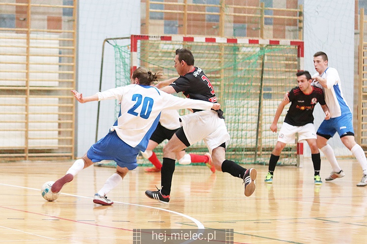 Futsalowa gonitwa i strzelanina