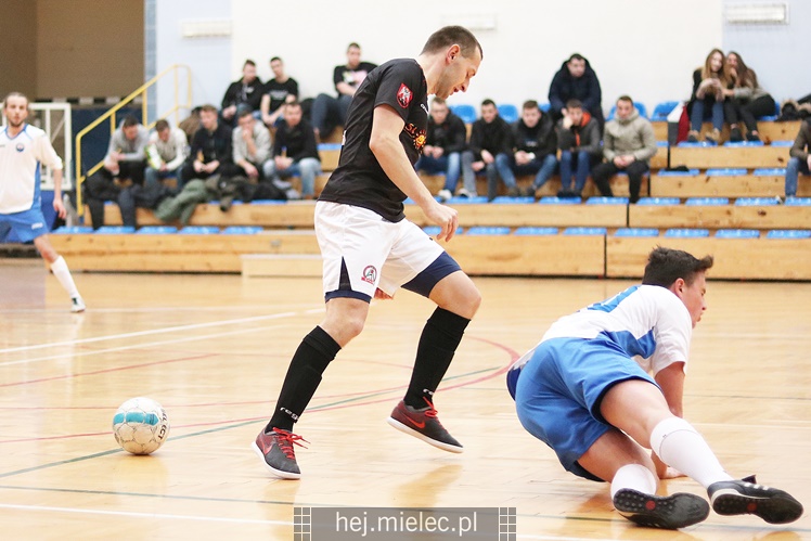 Futsalowa gonitwa i strzelanina