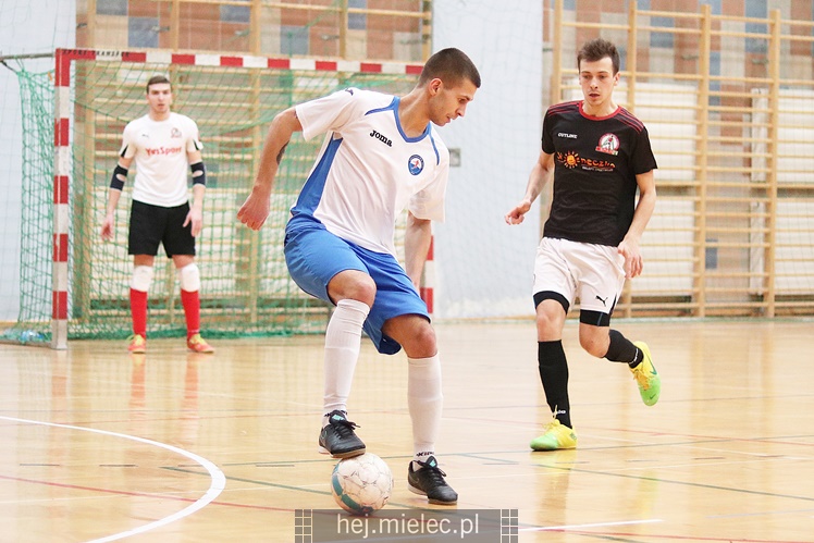 Futsalowa gonitwa i strzelanina