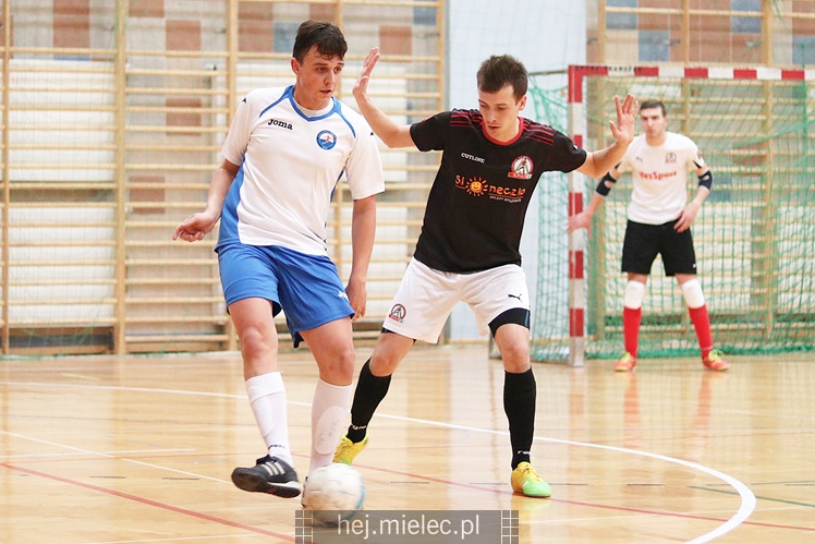 Futsalowa gonitwa i strzelanina