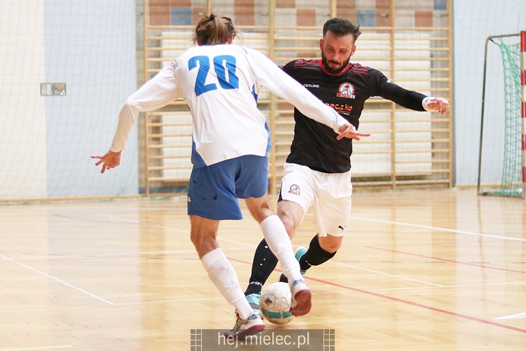 Futsalowa gonitwa i strzelanina