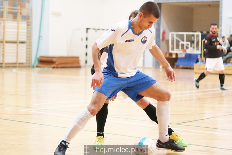 Futsalowa gonitwa i strzelanina