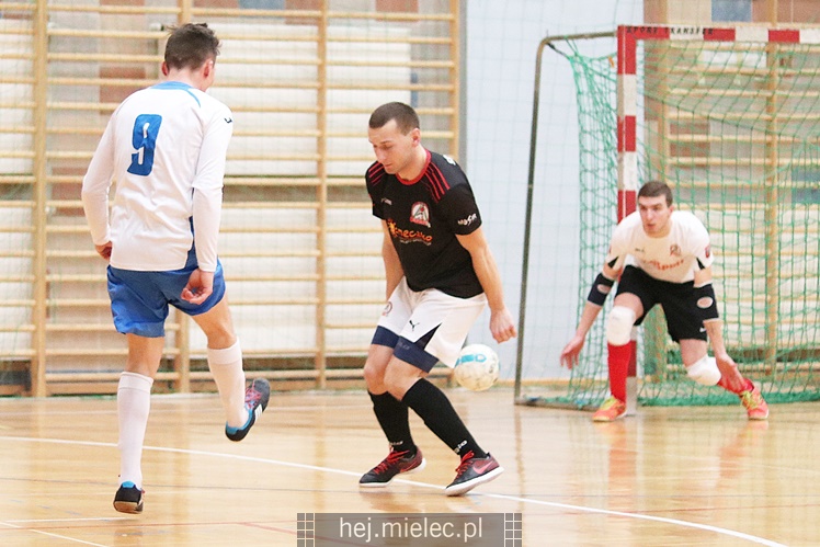 Futsalowa gonitwa i strzelanina
