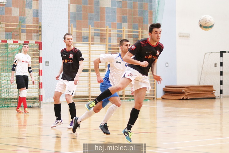 Futsalowa gonitwa i strzelanina