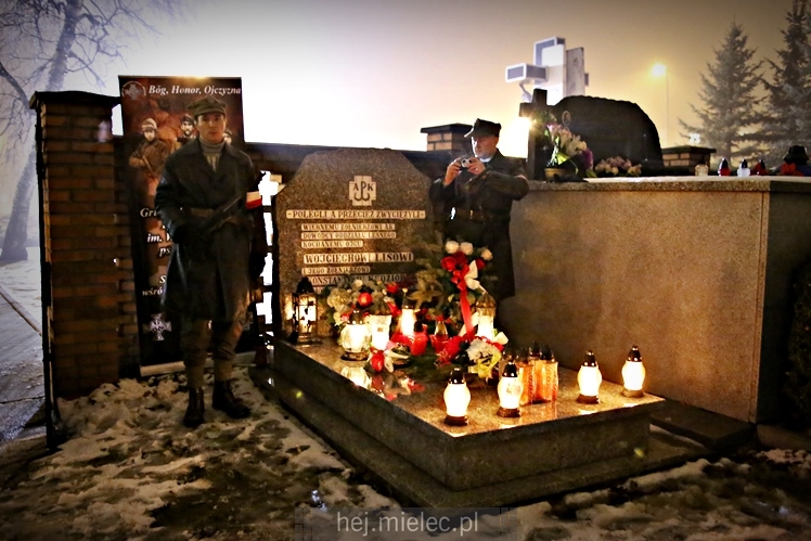 Wieczornica patriotyczna przy grobie Wojciecha Lisa i Konstantego Kędziora