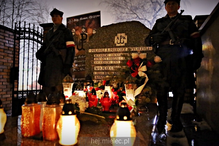 Wieczornica patriotyczna przy grobie Wojciecha Lisa i Konstantego Kędziora