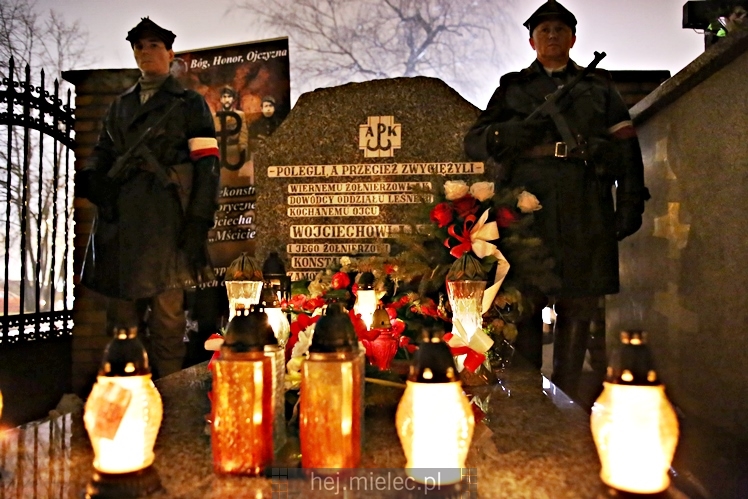 Wieczornica patriotyczna przy grobie Wojciecha Lisa i Konstantego Kędziora