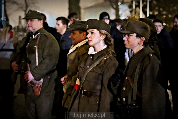 Wieczornica patriotyczna przy grobie Wojciecha Lisa i Konstantego Kędziora