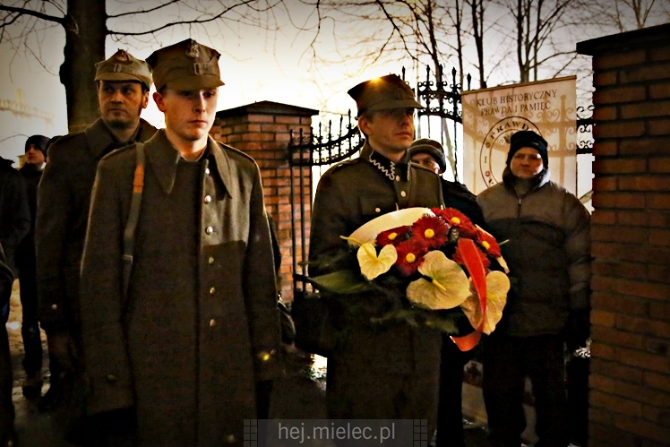 Wieczornica patriotyczna przy grobie Wojciecha Lisa i Konstantego Kędziora