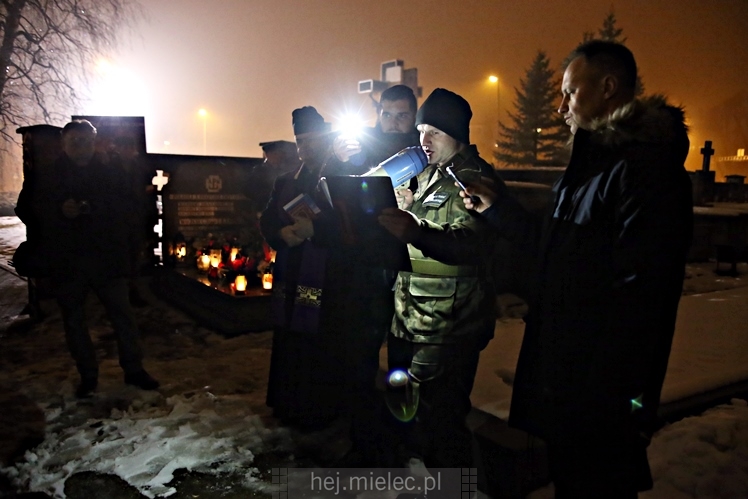 Wieczornica patriotyczna przy grobie Wojciecha Lisa i Konstantego Kędziora