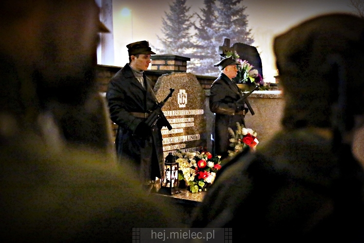 Wieczornica patriotyczna przy grobie Wojciecha Lisa i Konstantego Kędziora