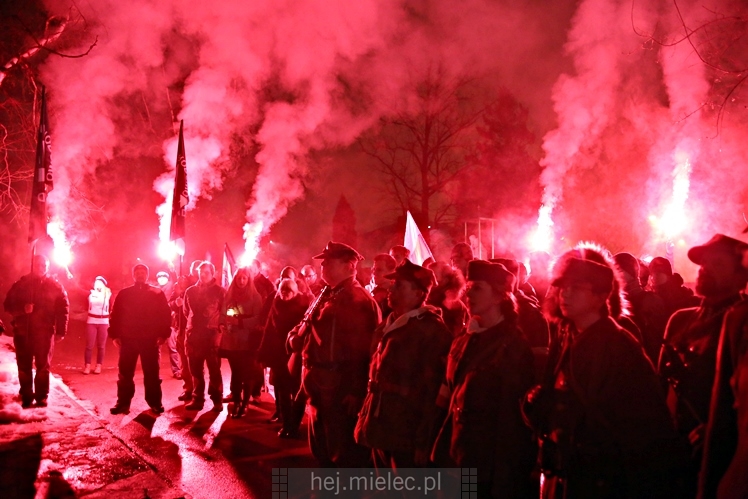 Wieczornica patriotyczna przy grobie Wojciecha Lisa i Konstantego Kędziora