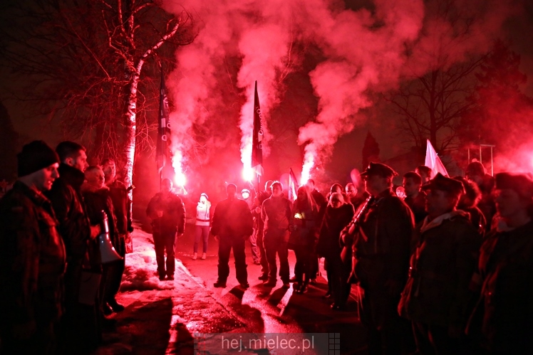 Wieczornica patriotyczna przy grobie Wojciecha Lisa i Konstantego Kędziora