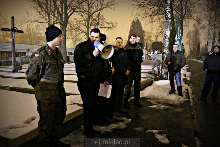 Wieczornica patriotyczna przy grobie Wojciecha Lisa i Konstantego Kędziora