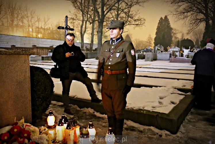 Wieczornica patriotyczna przy grobie Wojciecha Lisa i Konstantego Kędziora