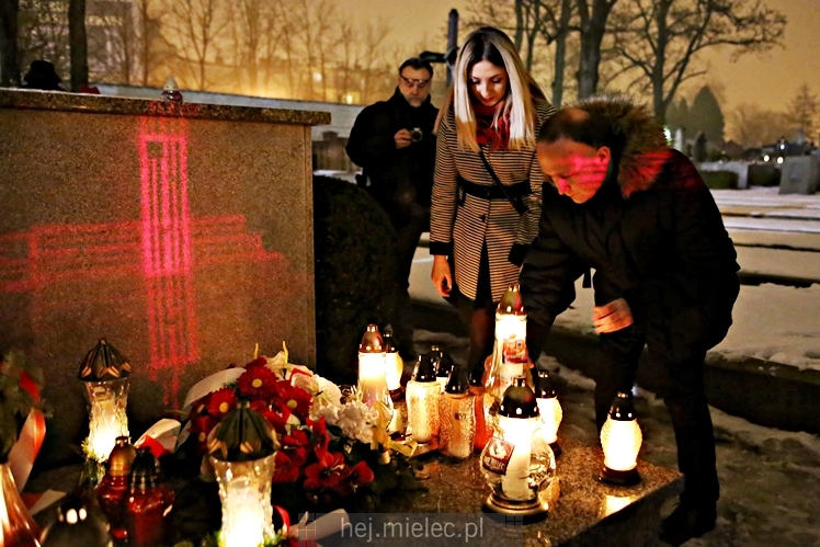 Wieczornica patriotyczna przy grobie Wojciecha Lisa i Konstantego Kędziora
