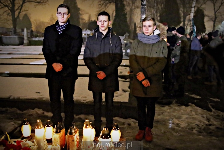 Wieczornica patriotyczna przy grobie Wojciecha Lisa i Konstantego Kędziora