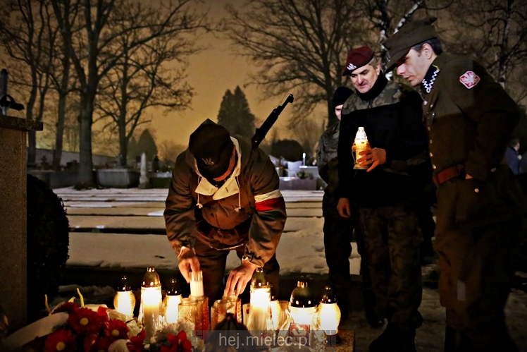 Wieczornica patriotyczna przy grobie Wojciecha Lisa i Konstantego Kędziora