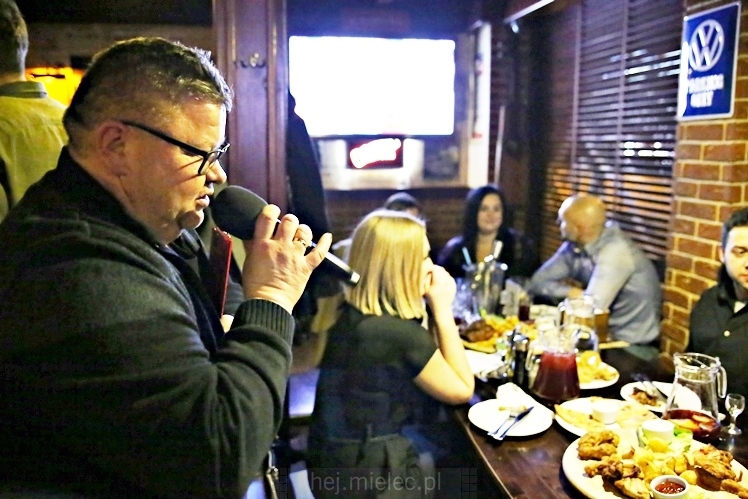 Piątkowe karaoke w Piwiarni Warka