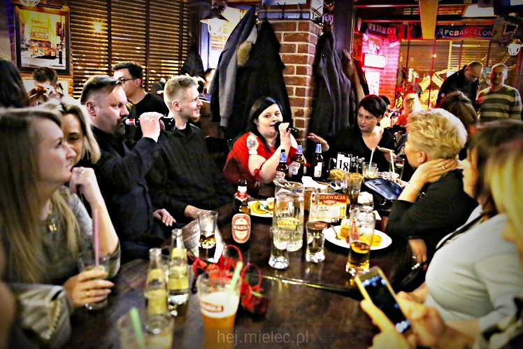 Piątkowe karaoke w Piwiarni Warka