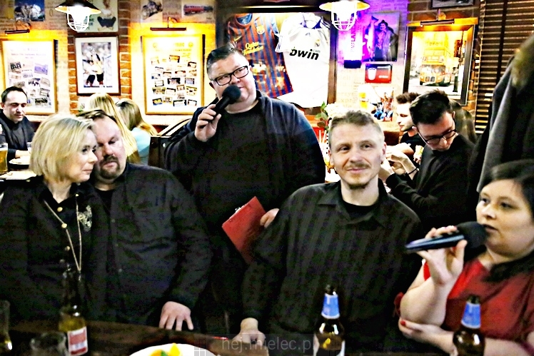 Piątkowe karaoke w Piwiarni Warka