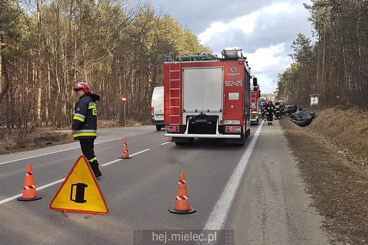 Dachowanie na ulicy Wolności: trzy osoby w szpitalu