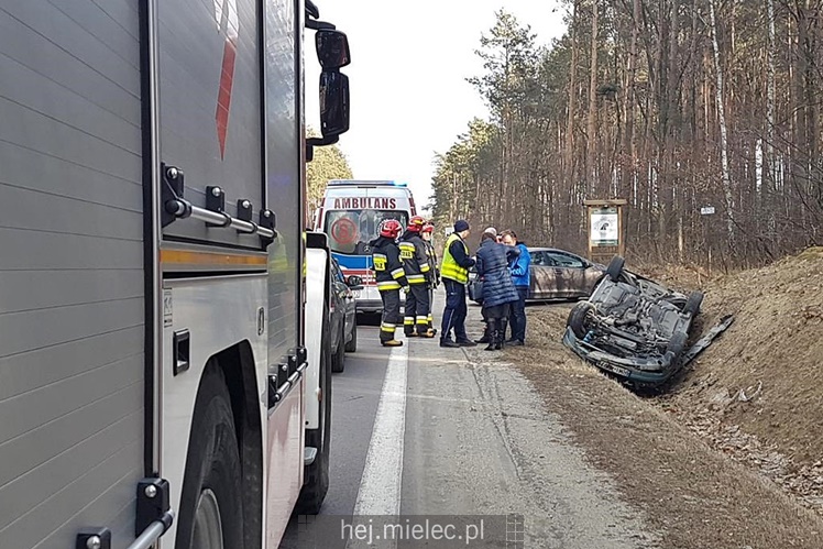 Dachowanie na ulicy Wolności: trzy osoby w szpitalu