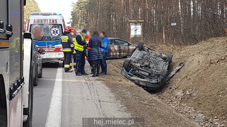 Dachowanie na ulicy Wolności: trzy osoby w szpitalu