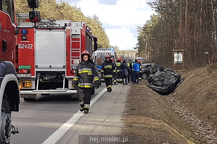 Dachowanie na ulicy Wolności: trzy osoby w szpitalu