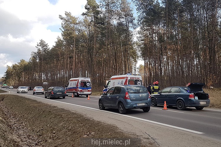 Dachowanie na ulicy Wolności: trzy osoby w szpitalu
