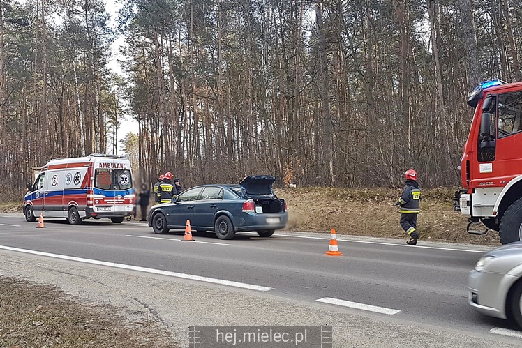 Dachowanie na ulicy Wolności: trzy osoby w szpitalu