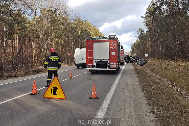 Dachowanie na ulicy Wolności: trzy osoby w szpitalu