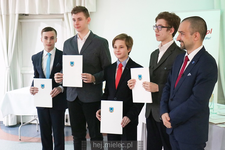 Prezydent Kozdęba nagrodził sportowców z miejskich klubów