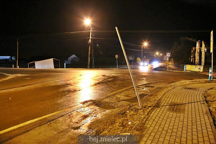 Garaż przeleciał nad drogą i uderzył w dwie kobiety!?