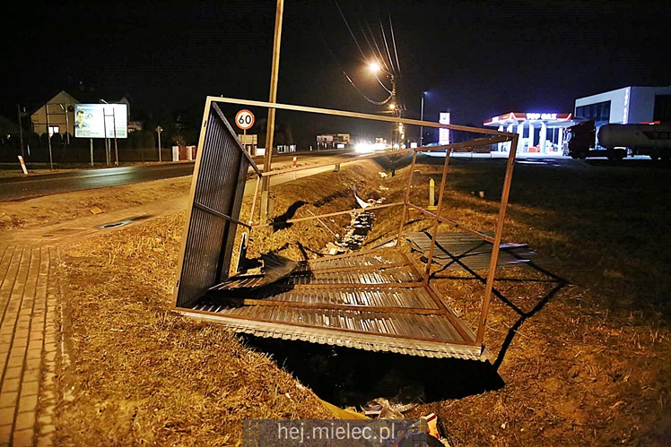 Garaż przeleciał nad drogą i uderzył w dwie kobiety!?