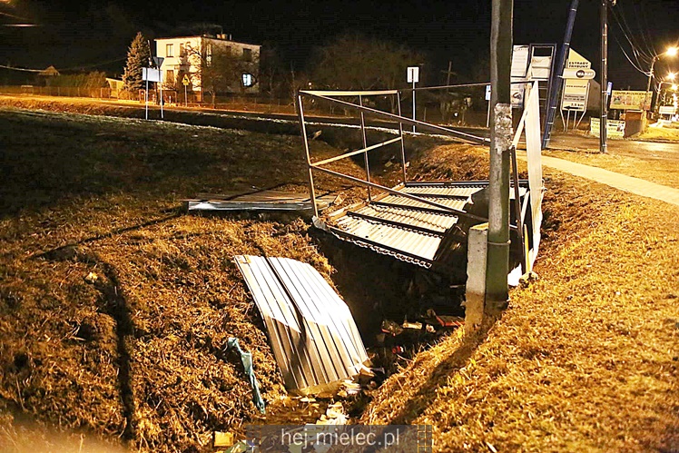 Garaż przeleciał nad drogą i uderzył w dwie kobiety!?