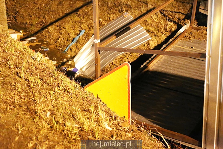 Garaż przeleciał nad drogą i uderzył w dwie kobiety!?