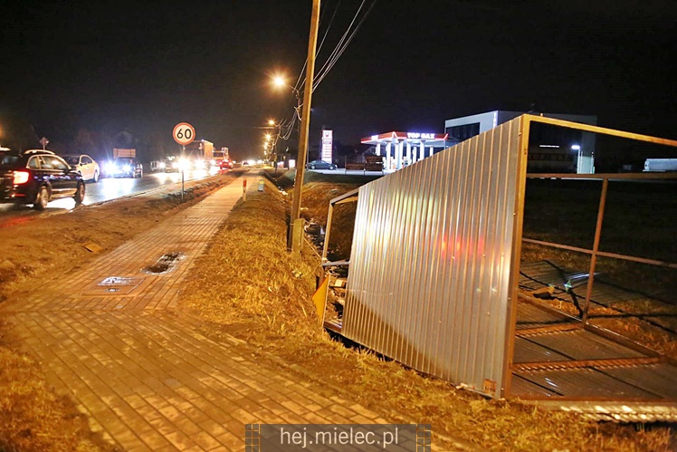 Garaż przeleciał nad drogą i uderzył w dwie kobiety!?