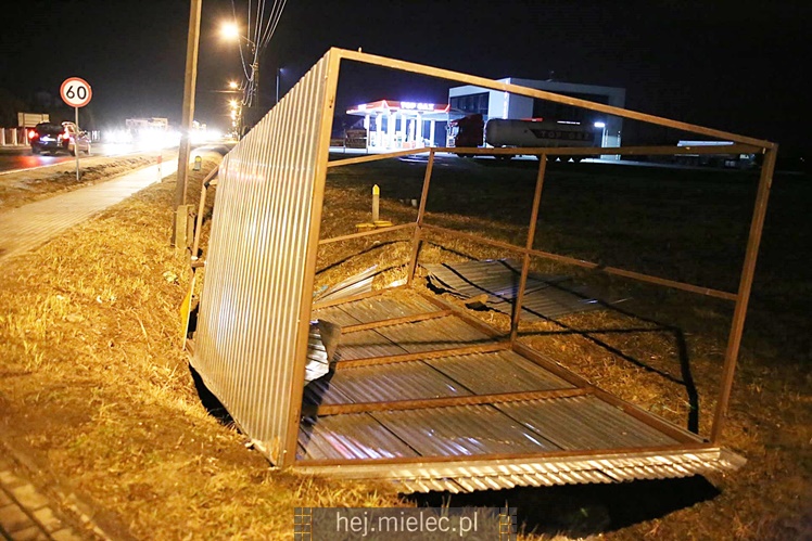 Garaż przeleciał nad drogą i uderzył w dwie kobiety!?