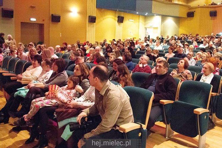 Seniorzy ?Rzeszowiacy? na folkowo witali wiosnę