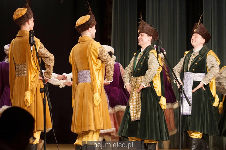 Seniorzy ?Rzeszowiacy? na folkowo witali wiosnę