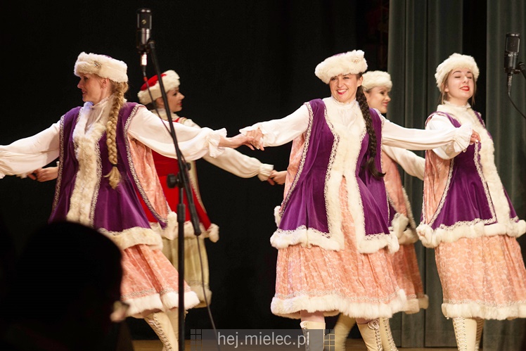 Seniorzy ?Rzeszowiacy? na folkowo witali wiosnę