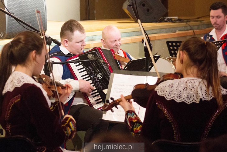 Seniorzy ?Rzeszowiacy? na folkowo witali wiosnę