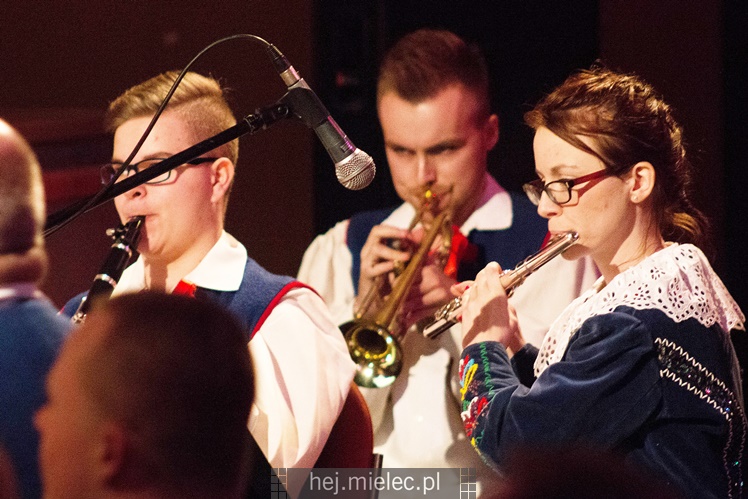 Seniorzy ?Rzeszowiacy? na folkowo witali wiosnę