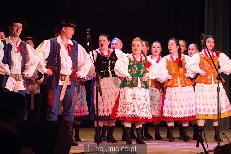 Seniorzy ?Rzeszowiacy? na folkowo witali wiosnę